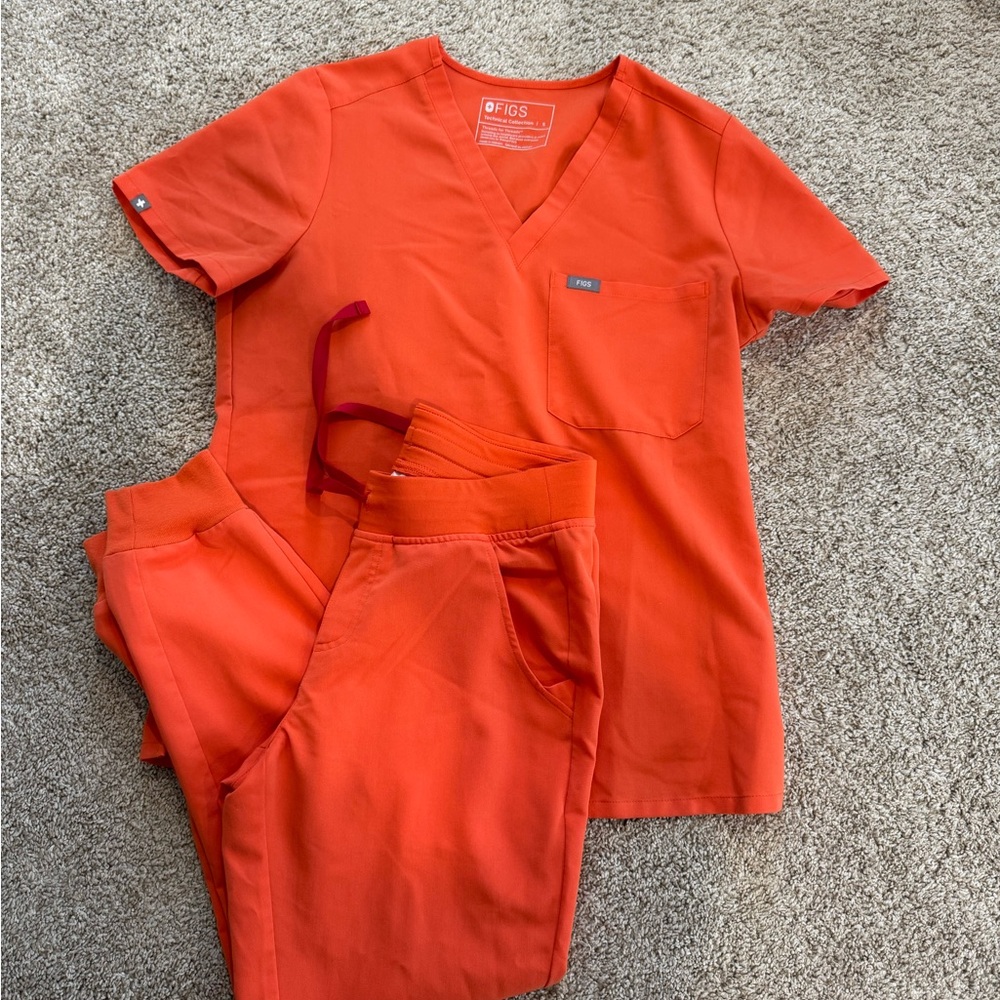 Figs Orange Scrub Set